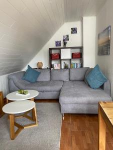 Posezení v ubytování Grömitz, Stiegkamp 3, Whg 2 - große Wohnung mit Balkon, 2 SZ, Nähe Yachthafen und Strand, inkl WLAN