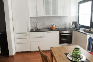 Kuchyň nebo kuchyňský kout v ubytování Grömitz, Stiegkamp 3, Whg 2 - große Wohnung mit Balkon, 2 SZ, Nähe Yachthafen und Strand, inkl WLAN