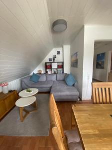 Posezení v ubytování Grömitz, Stiegkamp 3, Whg 2 - große Wohnung mit Balkon, 2 SZ, Nähe Yachthafen und Strand, inkl WLAN