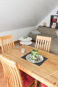 Posezení v ubytování Grömitz, Stiegkamp 3, Whg 2 - große Wohnung mit Balkon, 2 SZ, Nähe Yachthafen und Strand, inkl WLAN