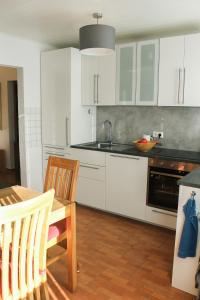 Kuchyň nebo kuchyňský kout v ubytování Grömitz, Stiegkamp 3, Whg 2 - große Wohnung mit Balkon, 2 SZ, Nähe Yachthafen und Strand, inkl WLAN + 17 fotografií
