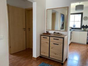 Kuchyň nebo kuchyňský kout v ubytování Grömitz, Stiegkamp 3, Whg 2 - große Wohnung mit Balkon, 2 SZ, Nähe Yachthafen und Strand, inkl WLAN