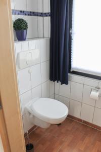 Koupelna v ubytování Grömitz, Stiegkamp 3, Whg 2 - große Wohnung mit Balkon, 2 SZ, Nähe Yachthafen und Strand, inkl WLAN