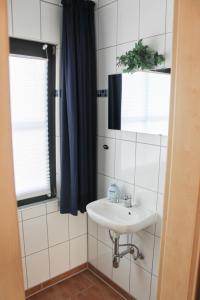Koupelna v ubytování Grömitz, Stiegkamp 3, Whg 2 - große Wohnung mit Balkon, 2 SZ, Nähe Yachthafen und Strand, inkl WLAN