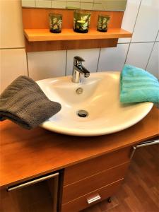 Fotografie z fotogalerie ubytování Grömitz, Stiegkamp 3, Whg 2 - große Wohnung mit Balkon, 2 SZ, Nähe Yachthafen und Strand, inkl WLAN v destinaci Grömitz