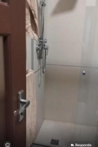 Et badeværelse på Lujoso departamento de dos habitaciones, en la mejor zona de Cbba + 21 billeder