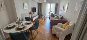 sala de estar con mesa y sillas y sala de estar. en central elegant apartment in koukaki,near acropoli, en Atenas 20 fotos más