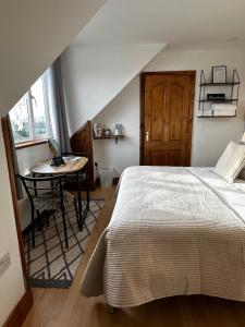 Кровать или кровати в номере Malahide Guest Rooms