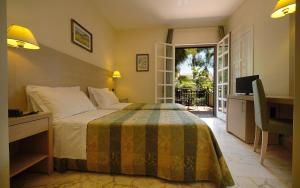 um quarto de hotel com uma cama e uma varanda em Hotel Borgo Verde em Catânia