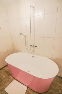 a bath tub with a shower in a bathroom at QOSQO BELVEDERE, apartamento en Cuesta San Blas in Cusco