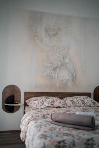 een slaapkamer met een bed met een schilderij aan de muur bij Angelina Art in Trnava +37 foto's
