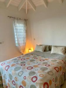 Ένα ή περισσότερα κρεβάτια σε δωμάτιο στο Maison calme en bord de mer