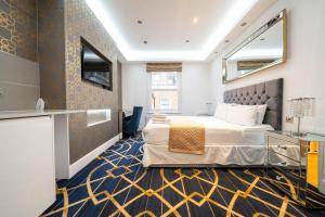 a hotel room with a bed and a kitchen at Hyde Park Rooms & Apartments in London