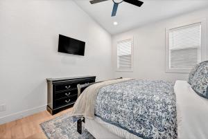 a bedroom with a bed and a flat screen tv at Decca's Guesthouse in Siloam Springs +11 photos