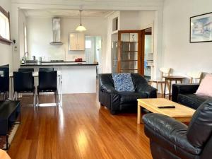 Prostor za sedenje u objektu Spacious Retreat near Ferry & Mall