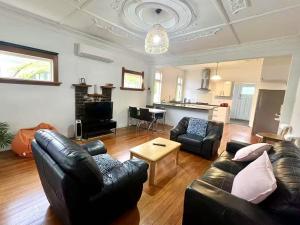 Prostor za sedenje u objektu Spacious Retreat near Ferry & Mall