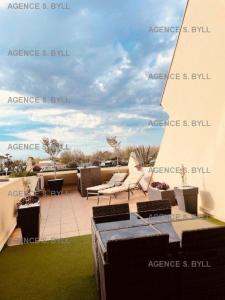 widok na patio z krzesłami na dachu w obiekcie Résidence Héliopolis Bâtiment K - Studio 2 pers. Héliopolis K MAE-4604 w Cap d'Agde