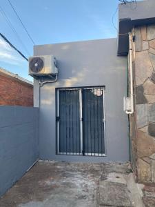 マルドナドにあるHabitación con Baño Privadoの門付き扉