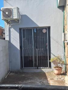 マルドナドにあるHabitación con Baño Privadoの門付き扉