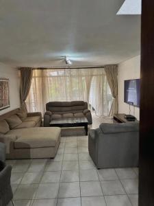 Posezení v ubytování Castille Lodge Avenues - No Power Cuts & New Bathrooms