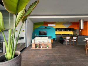 ein Wohnzimmer mit einem Bett und einer Küche in der Unterkunft Exclusivo en Soul Parc in Santa Cruz de la Sierra