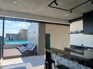 a living room with a view of a swimming pool at Elegante en Nanotec in El Pary