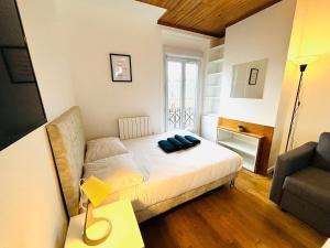 ein kleines Schlafzimmer mit einem Bett und einer Couch in der Unterkunft Appartement porte de Saint Ouen in Paris
