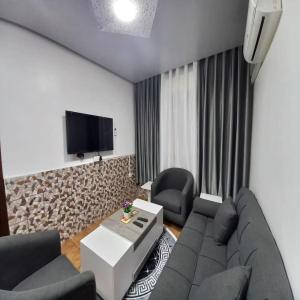 TV a/nebo společenská místnost v ubytování Al-Nujoom Hotel Suites