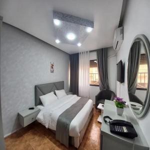 Postel nebo postele na pokoji v ubytování Al-Nujoom Hotel Suites