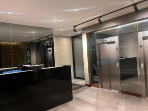 Espacio Chic في سانتا كروز دي لا سيرا: لوبي مع مصعد في مبنى