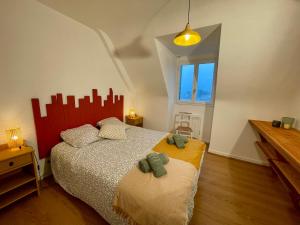 a bedroom with two beds and a window at Bevan Kaer in Ploubazlanec