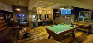 赫尔Old Grey Mare Inn by Greene King Inns的台球室、台球桌和酒吧
