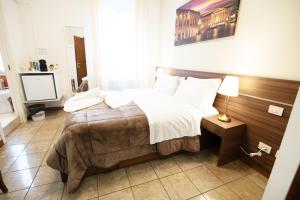 Vitti's home Verona 5房間的床