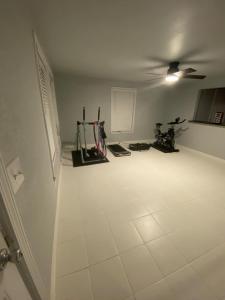 Una habitación con suelo y techo de baldosas blancas. en WrightWay Oasis, en Blytheville
