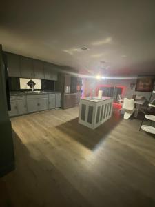 Una gran cocina y sala de estar con muebles blancos. en WrightWay Oasis, en Blytheville