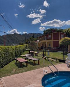 una piscina con tavolo da picnic e panca accanto a un edificio di Complejo Los Paraisos a Potrero de los Funes