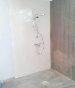Bilik mandi di Bright apartment in Almada with shared pool