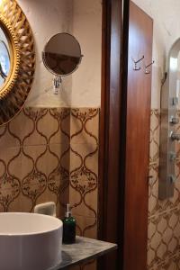 une salle de bain avec un lavabo et un miroir dans l'établissement CasaBlanca, à La Coronilla 33 autres photos