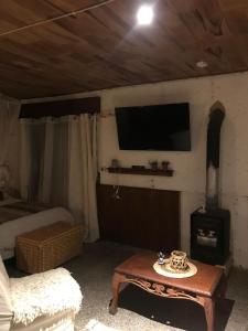 Cette chambre dispose d'une cuisinière et d'une télévision murale. dans l'établissement CasaBlanca, à La Coronilla