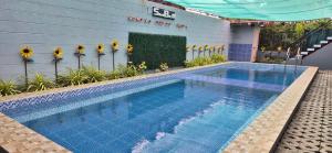 CalataganVilla Sherbel 88 with walkable beach的一座建筑物边的蓝色瓷砖游泳池