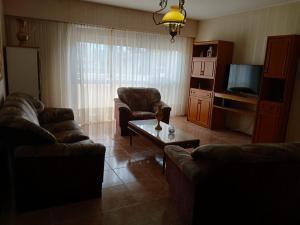 ein Wohnzimmer mit zwei Sofas und einem Couchtisch in der Unterkunft Depto Córdoba centro 4 ambientes in Cordoba