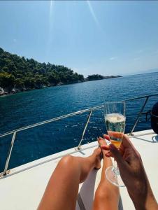 Příroda nedaleko ubytování na lodi