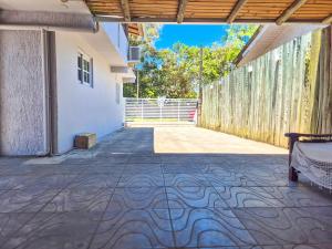 un patio con un diseño en el suelo de un edificio en Residencial da Bia - Casas com 2 Dorms na Praia da Cal com Piscina Térmica, en Torres