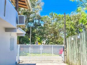 En balkon eller terrasse på Residencial da Bia - Casas com 2 Dorms na Praia da Cal com Piscina Térmica + 29 billeder