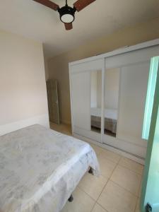 una camera da letto con un letto e una grande finestra di Casa em Guriri - Carnaval - Semana Santa a São Mateus