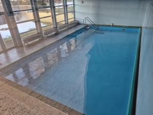 a large swimming pool in a building at Schwarzwald City Loft 1 in Villingen-Schwenningen