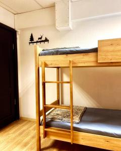 Palanda nebo palandy na pokoji v ubytování Hostel Cozzydine