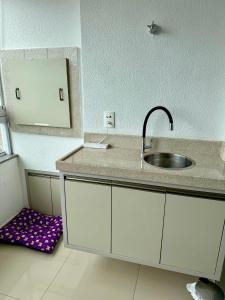 イタペマにあるApartamento vista mar, 2 quartos e garagemの洗面台と鏡のあるバスルーム