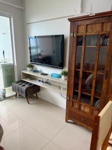 イタペマにあるApartamento vista mar, 2 quartos e garagemのテレビとエンターテイメントセンターのあるリビングルーム +42枚の写真