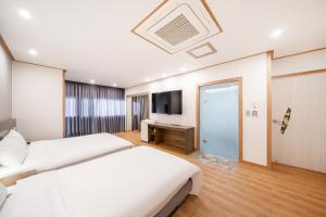 Postel nebo postele na pokoji v ubytování The 7 Business Hotel